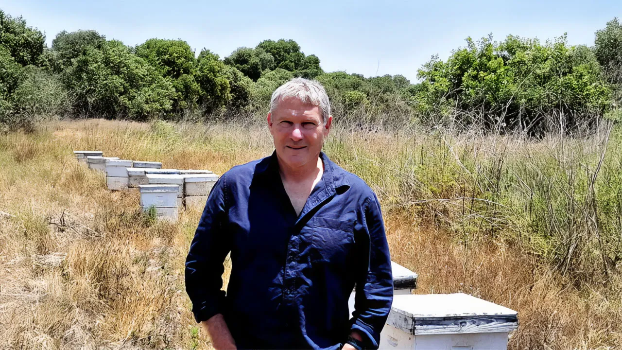 בצילום: גיל שצברג, מנכ"ל המועצה להאבקה ודבש